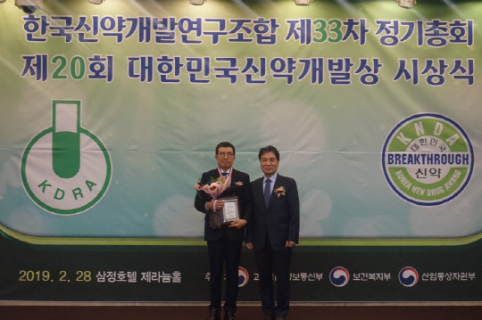 지난달 28일 삼정호텔에서 열린 '제20회 대한민국신약개발상 시상식'에서 대상을 수상한 CJ헬스케어 의 강석희 대표(왼쪽)가 김동연 한국신약개발조합 이사장과 기념촬영을 하고 있다. CJ헬스케어 제공